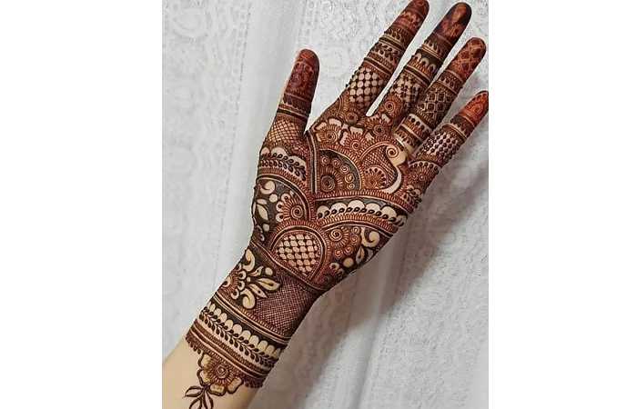 Elegant Yet Simple Mehendi Design for the Classy Bride