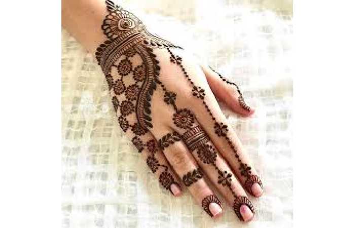 Simple, modern, and beautiful Mehndi design